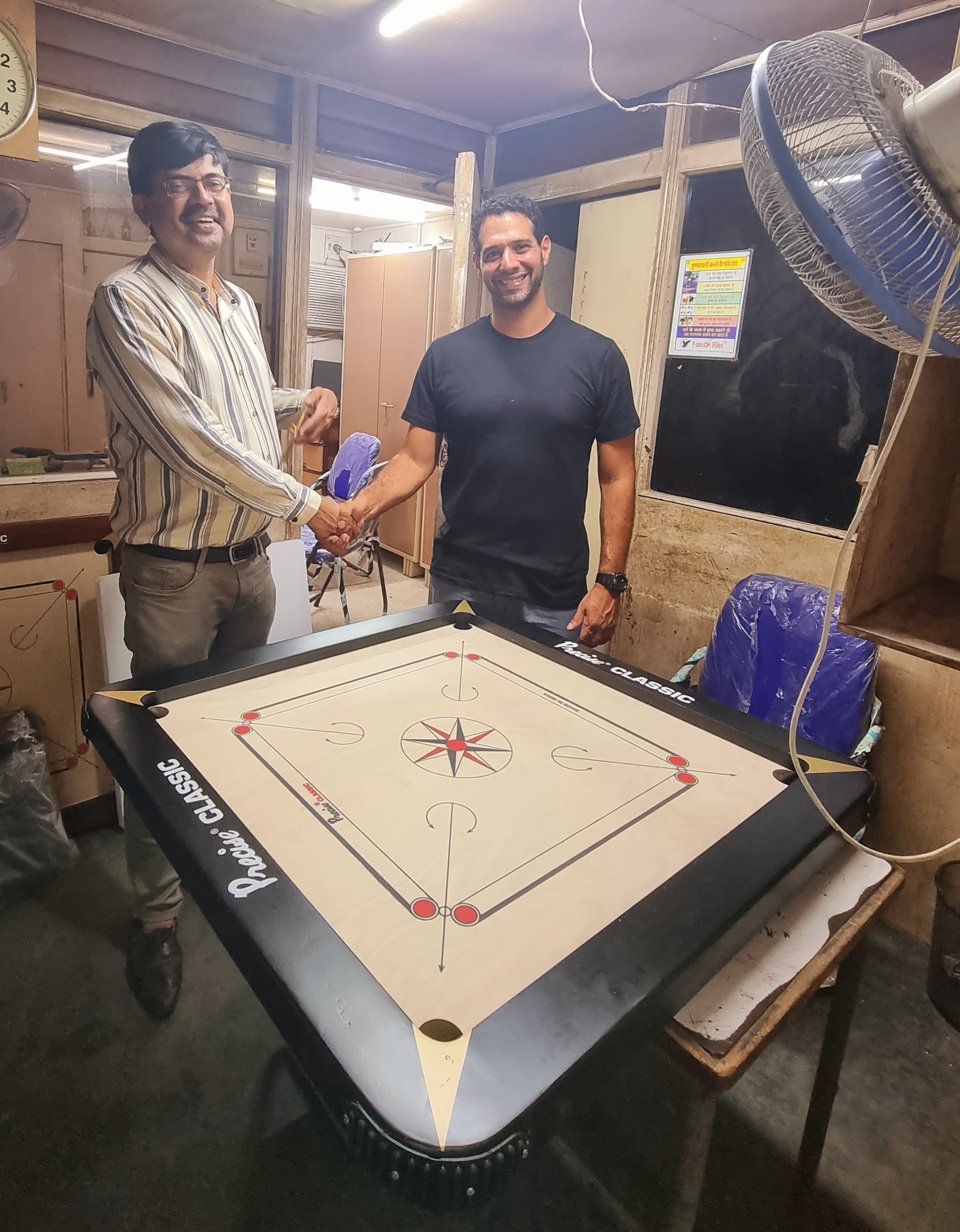 פגישה עם יצרן הלוחות בהודו